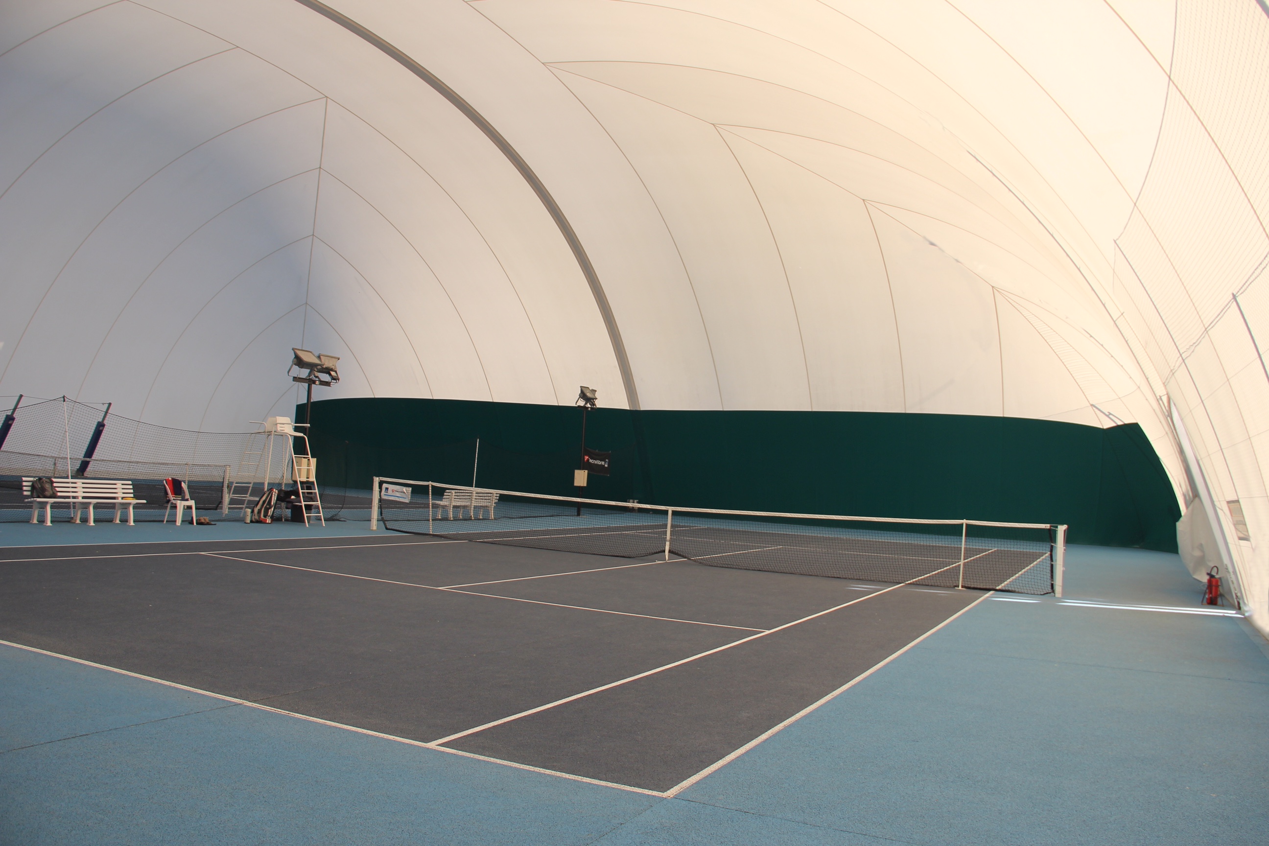 Courts intérieurs sous la bulle du Tennis Club d'Ivry
